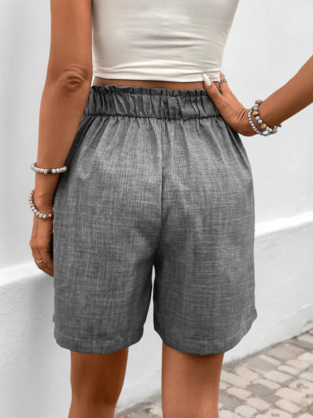 Gray frill shorts with pockets, elastic waistband and pleated front