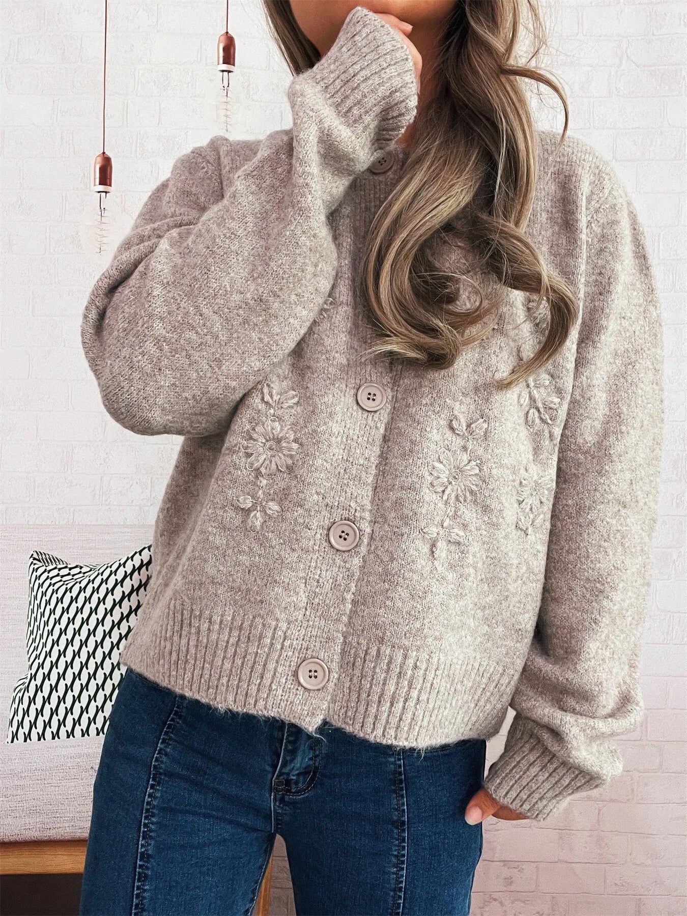 Gray cardigan with floral embroidery, round neckline and front buttons, ribbed hem