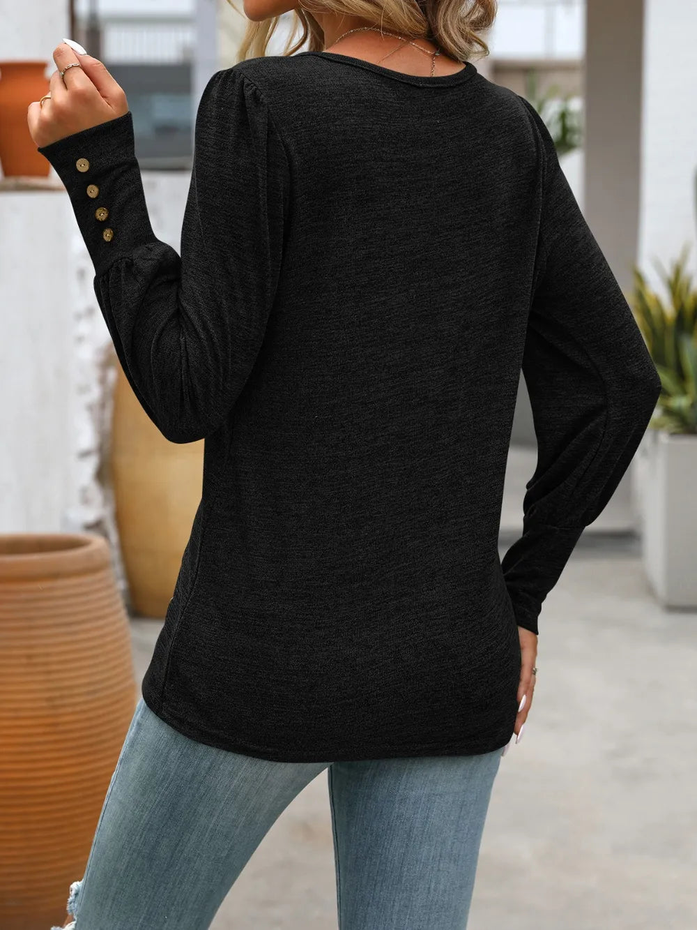 Long-sleeve T-shirt, black, round neck and long sleeves