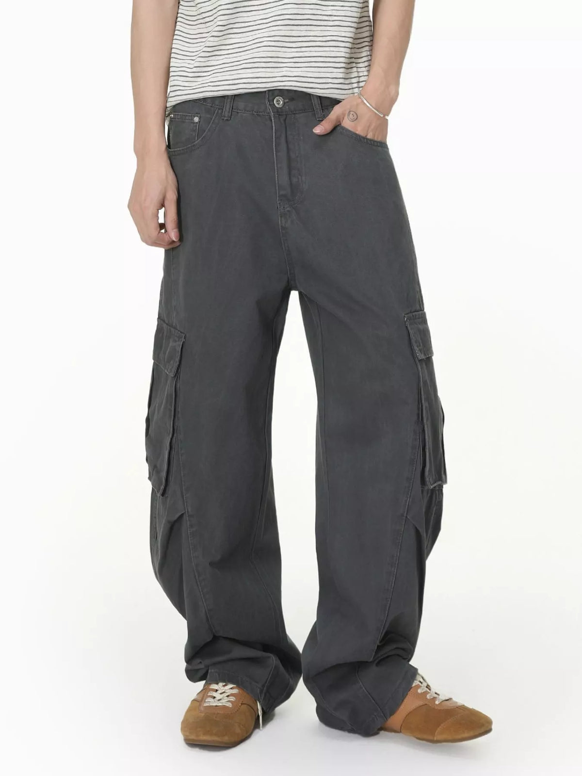 Loose-fit dark gray cargo jeans with side cargo pockets and wide leg opening