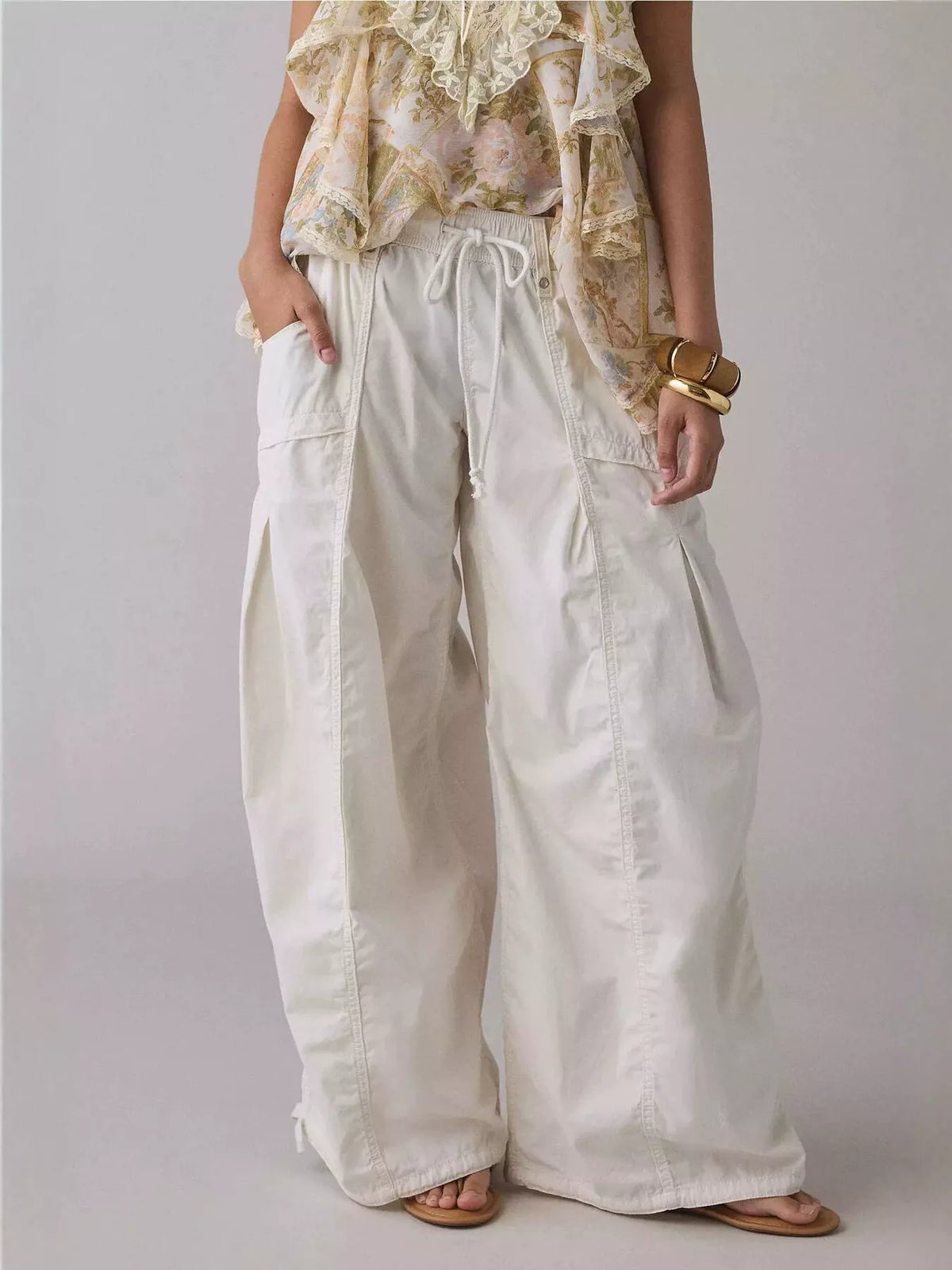 High-waisted cargo wide-leg pants, white, with drawstring waist and roomy wide legs