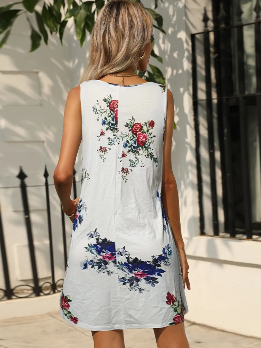 Sleeveless round-neck dress, back view, white with blue and red floral print