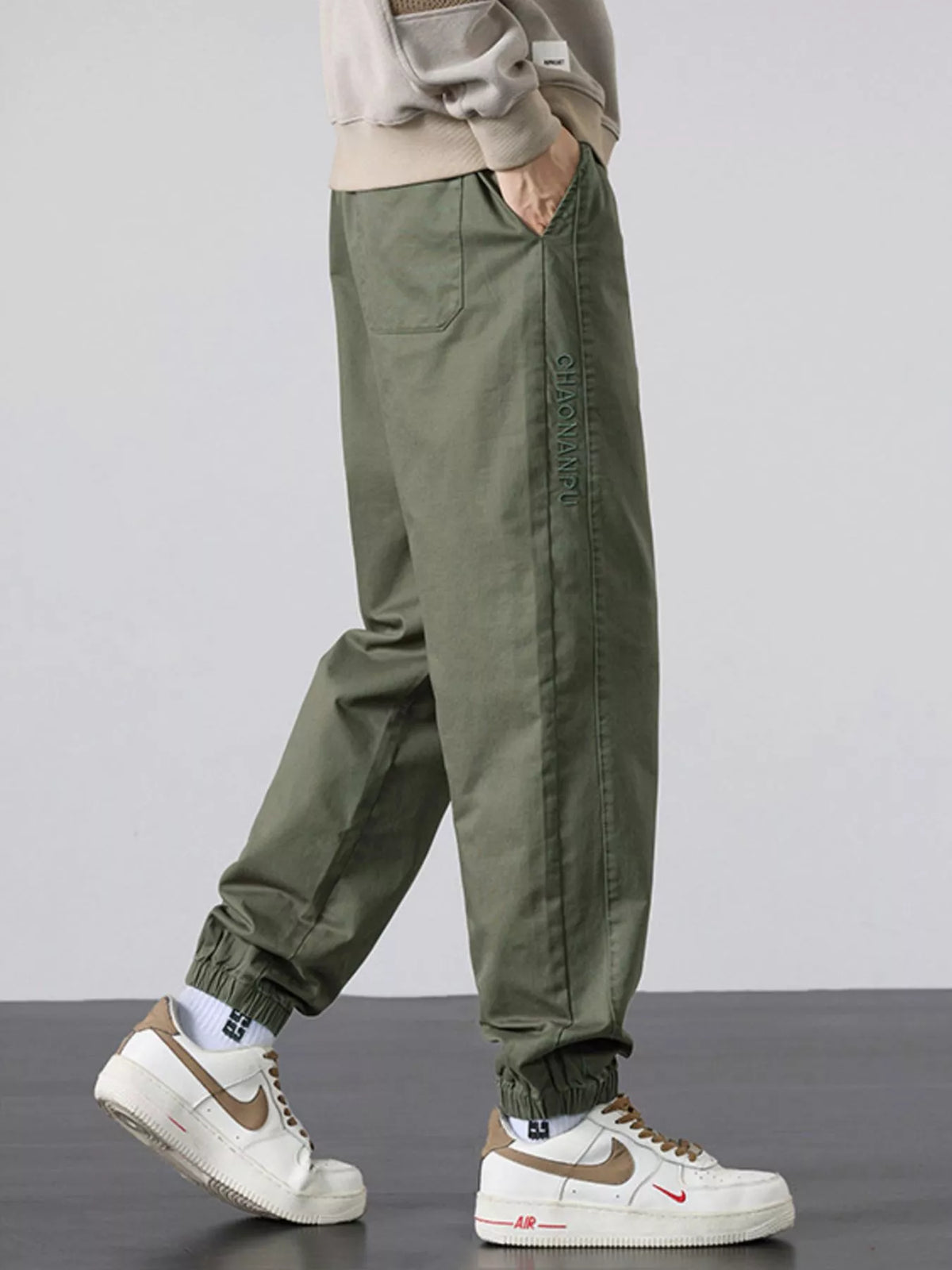 Men's casual army green joggers with front pockets and cuffed ankle hems