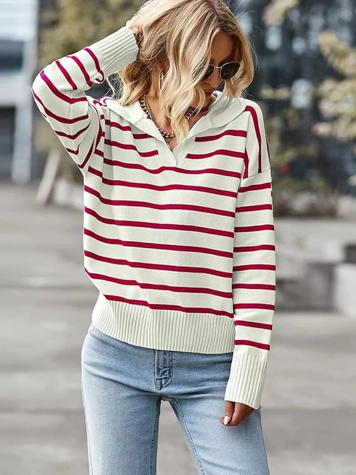 Striped long-sleeve sweater with ribbed cuffs and hem, white with scarlet stripes