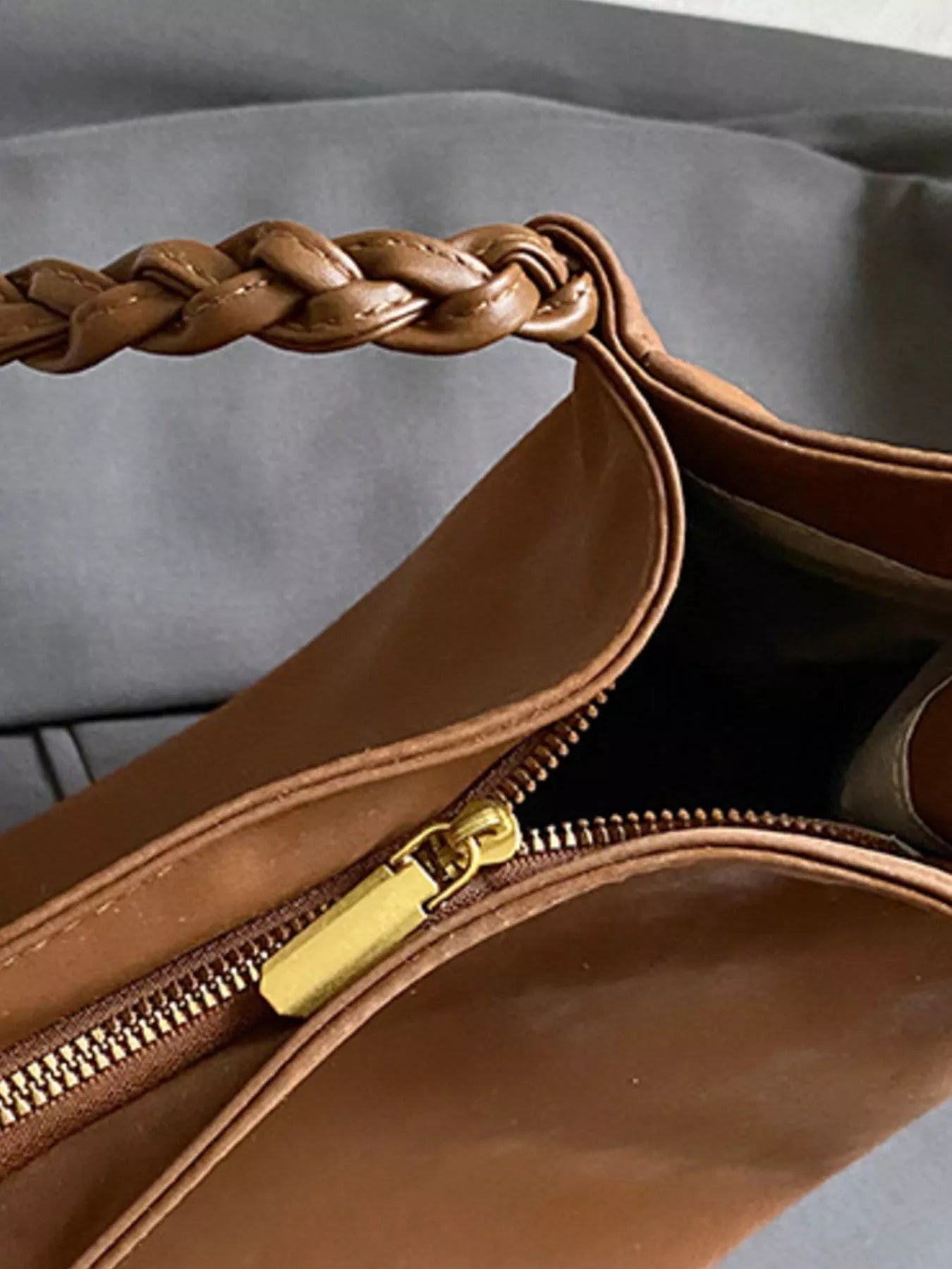 Braided strap shoulder bag in brown leather with gold zipper, medium size