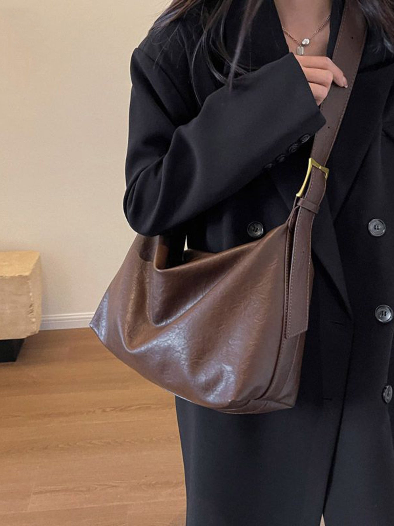 Adjustable-strap brown PU leather shoulder bag, large size