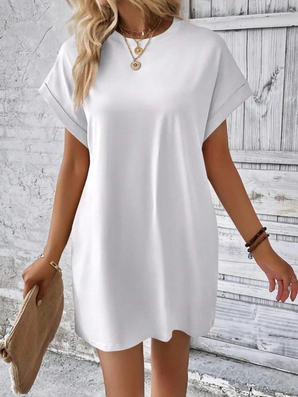 White pocketed round-neck short-sleeve dress with side pockets and straight hem