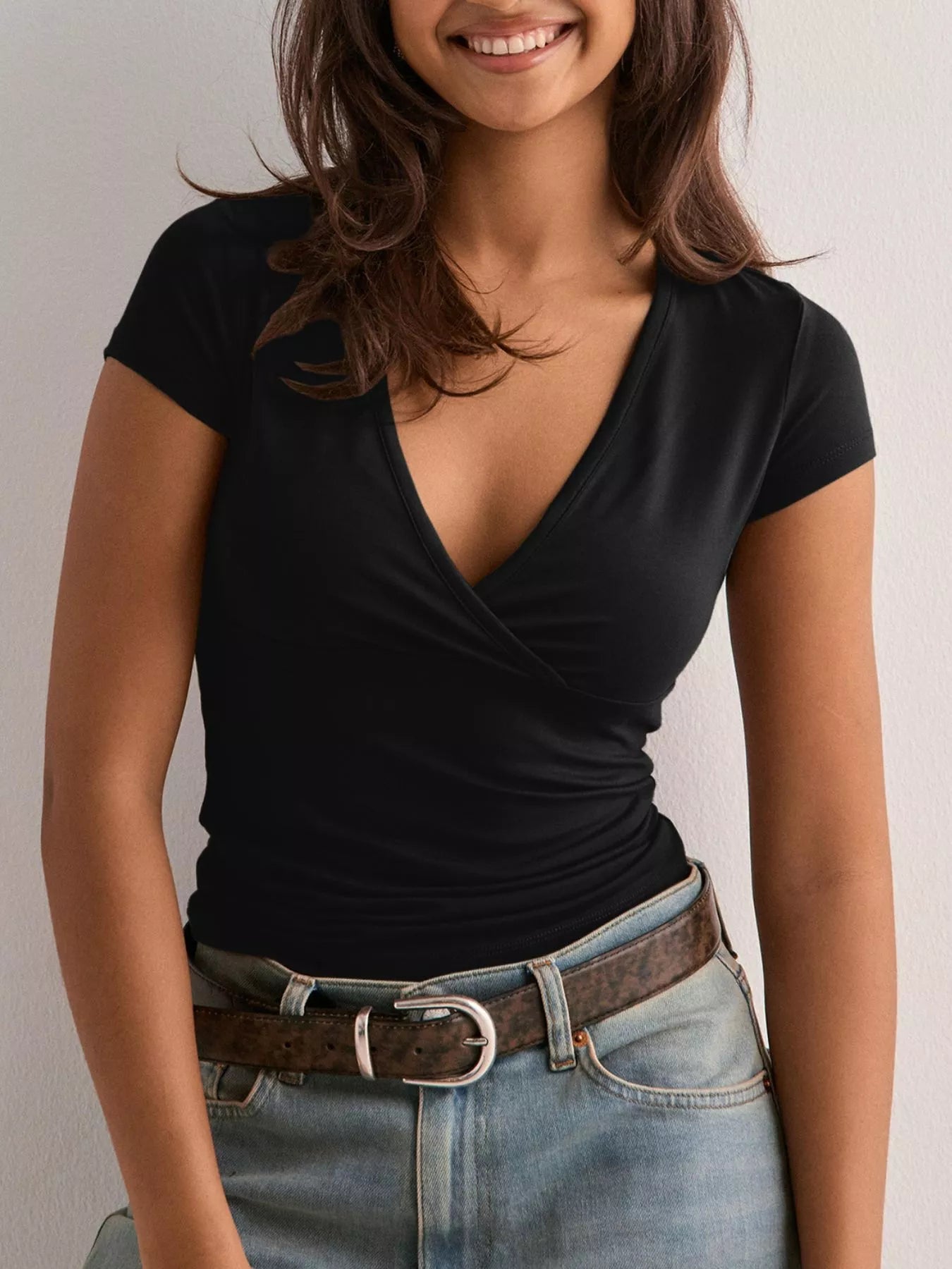 Black ruched fitted V-neck short sleeve t-shirt