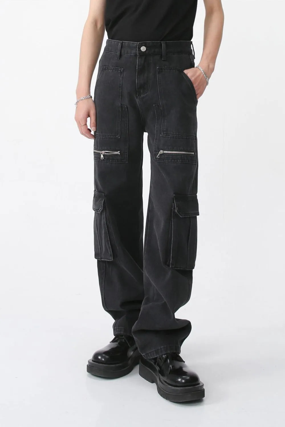 Dark loose-fit cargo jeans with side leg pocket and zipper accents