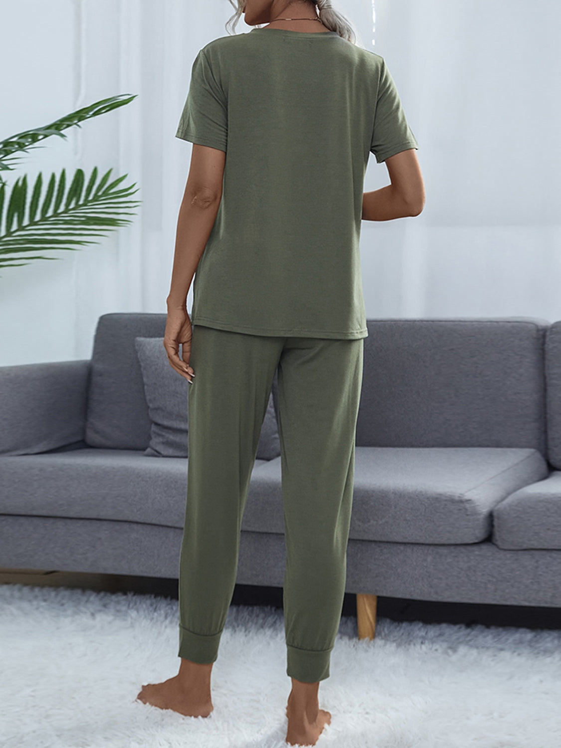 Shiny round-neck short-sleeve top and jogger pants set, moss green, back view
