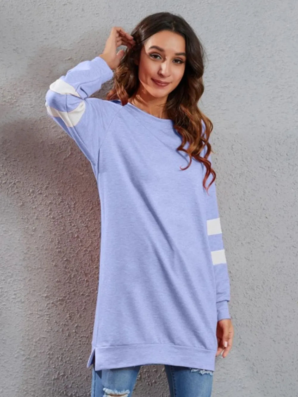 Light blue striped long-sleeve round-neck T-shirt with white cuff stripes