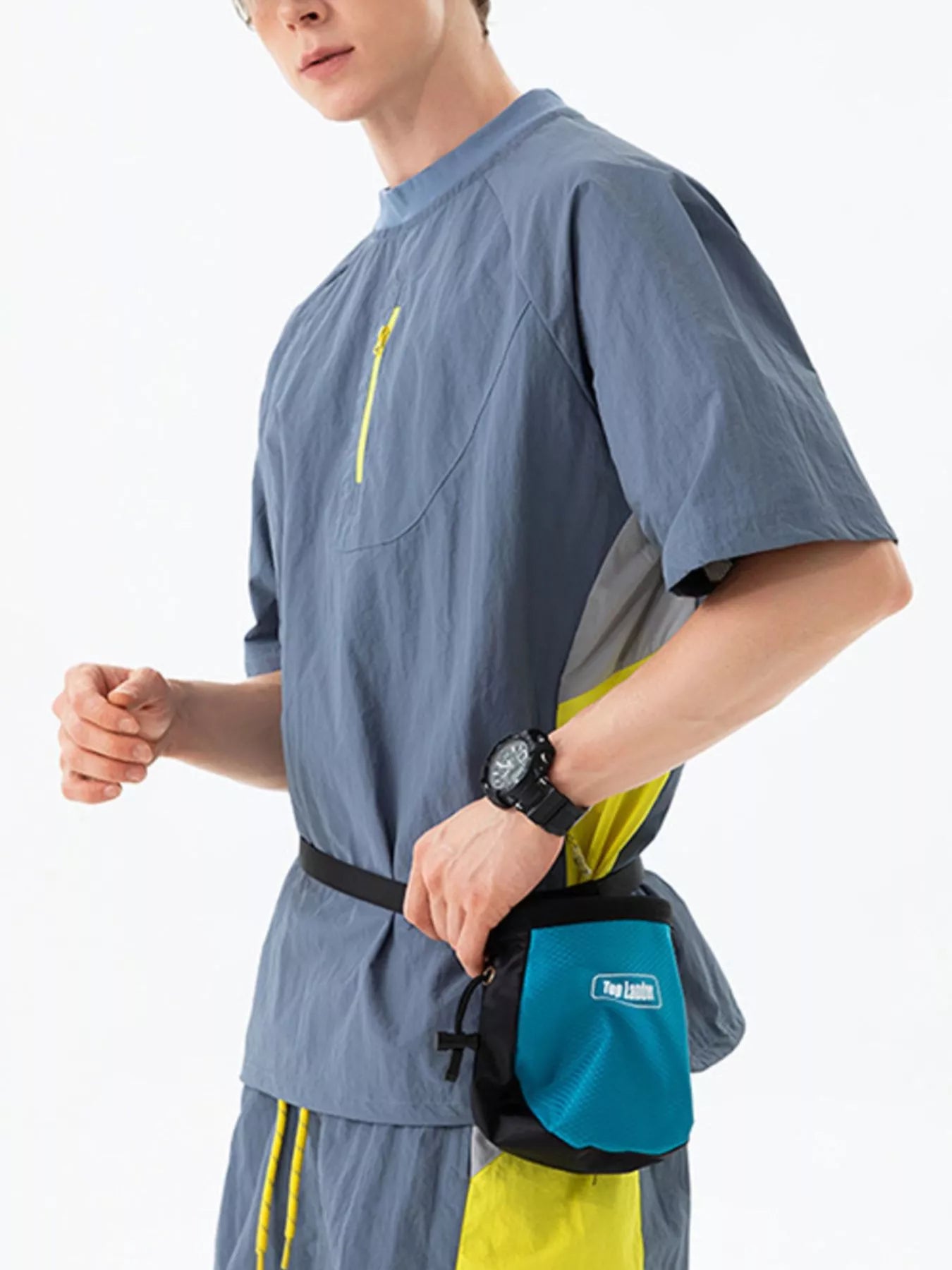 Men's contrast T-shirt in blue with yellow side accents, crew neck and short sleeves