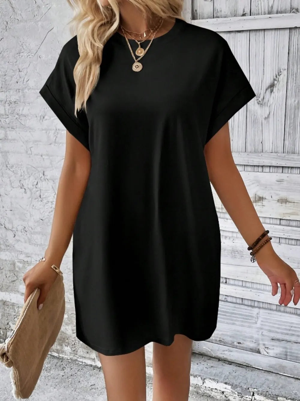Black pocketed round-neck short-sleeve dress with side pockets and straight hem