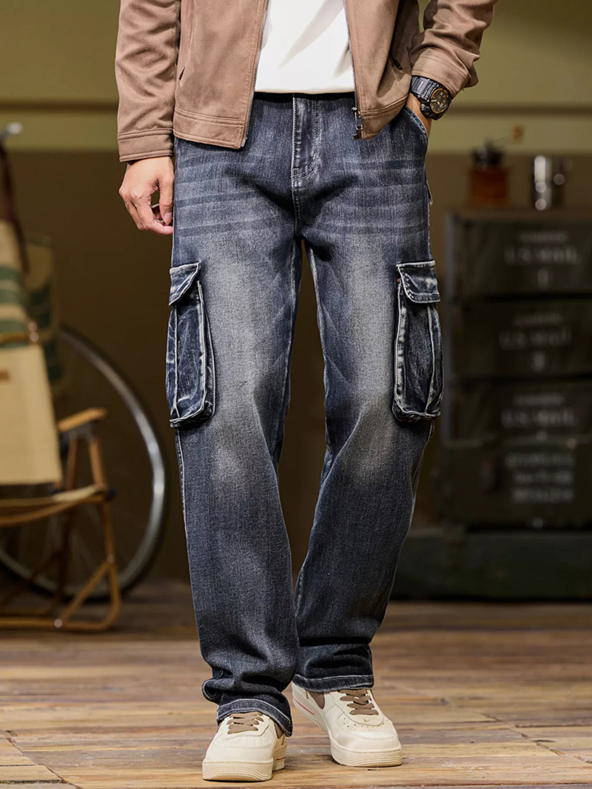 Men's loose-fit cargo jeans with stretch, dark wash, flap thigh pockets and curved seams