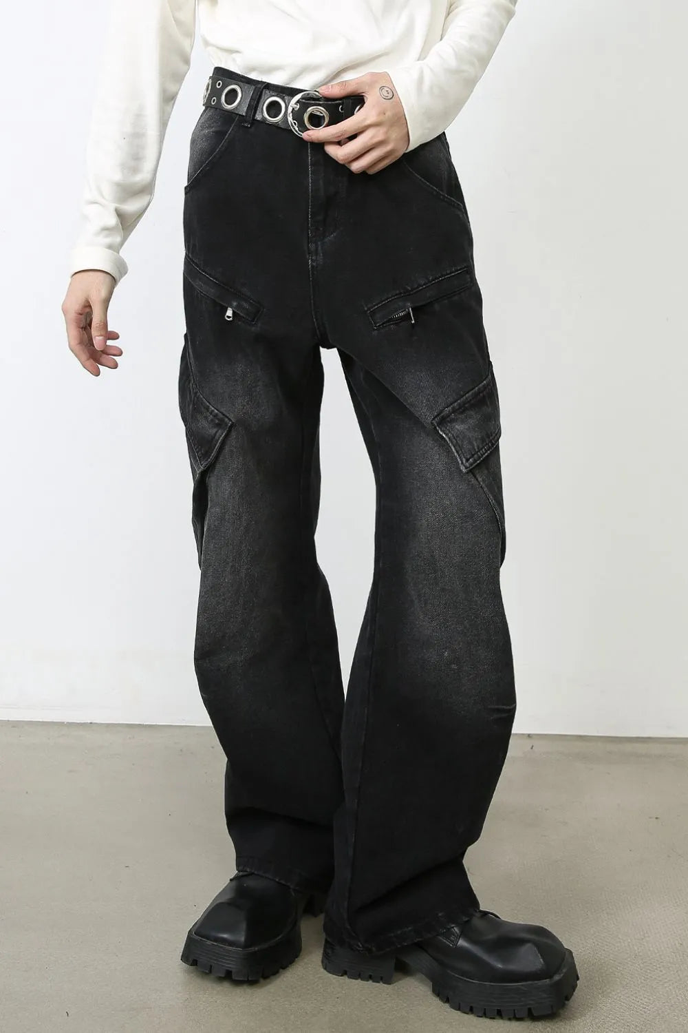 Dark baggy cargo jeans with front side cargo pockets and relaxed wide-leg fit
