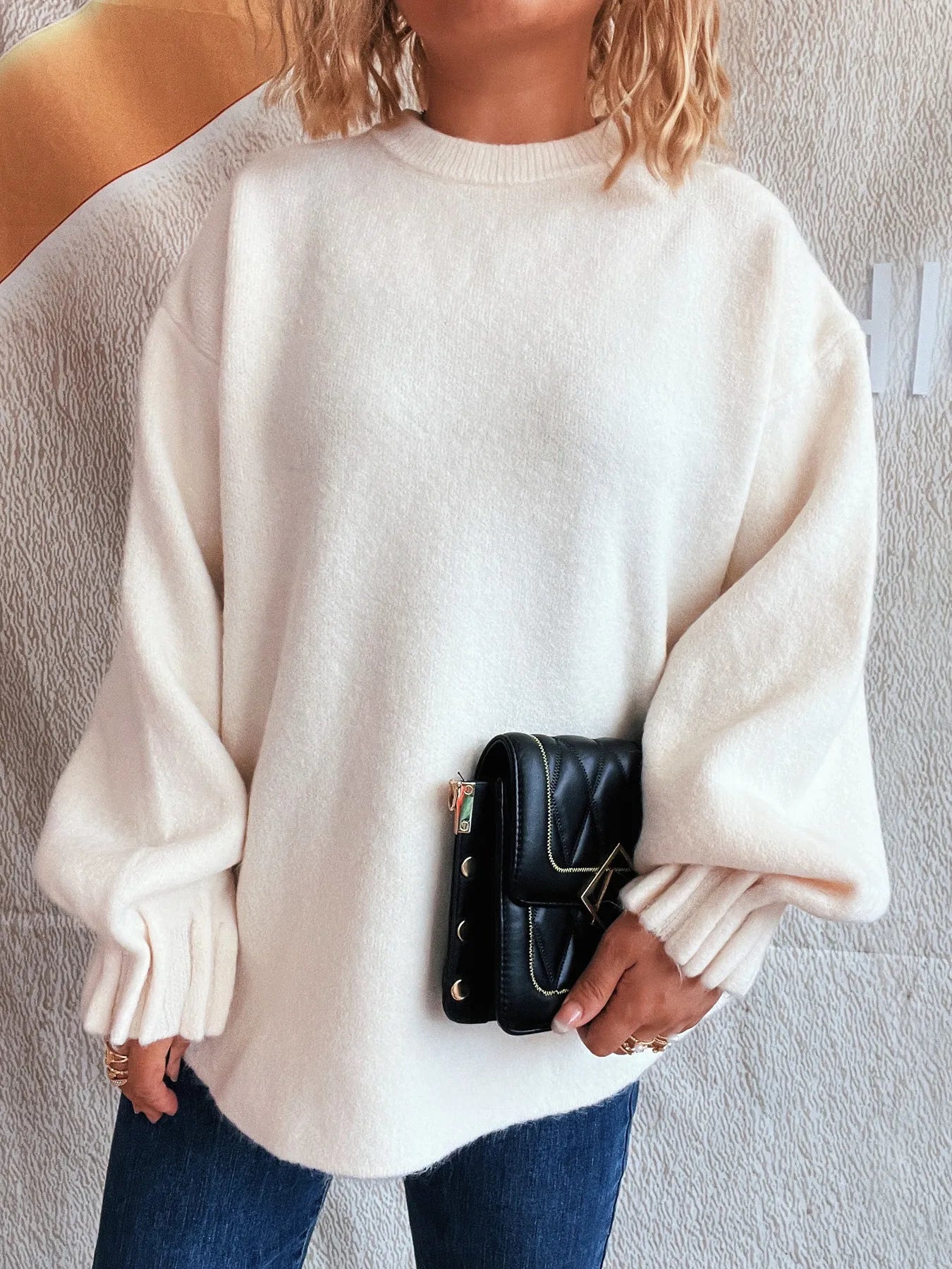 White round neck dropped shoulder sweater, ribbed cuffs and relaxed fit