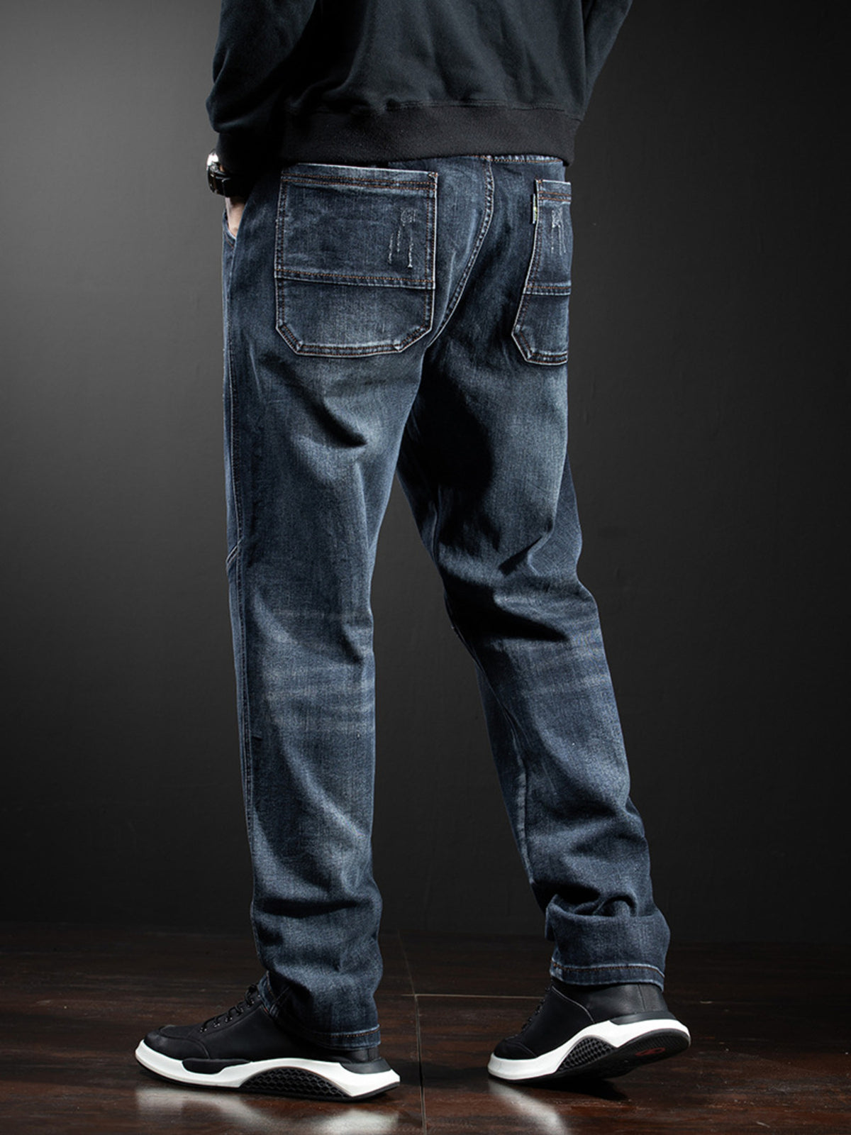 Relaxed-fit cotton jeans with back patch pocket, dark wash